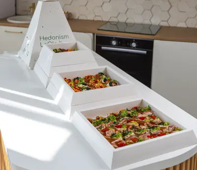 Багаторівнева виставка Hedonism LeOla food boxes